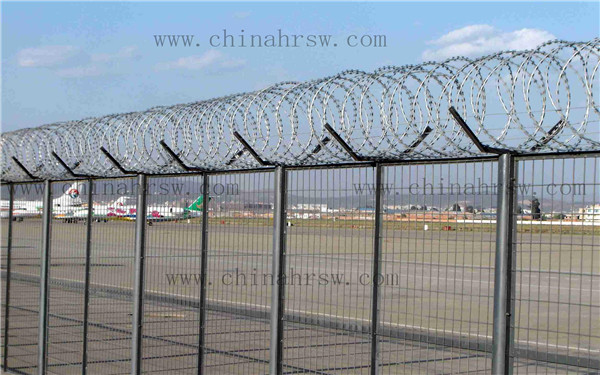 機(jī)場刺絲滾籠防護(hù)網(wǎng) 機(jī)場刺絲滾籠防護(hù)網(wǎng)